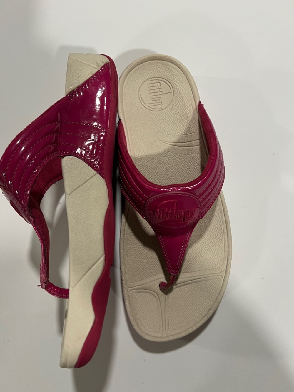 Fitflop - 7, Women's Magenta Patent flip flops, Sandals - Picture 3 of 8